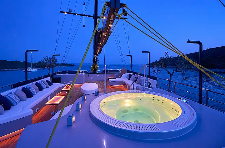 Motor sailer - 